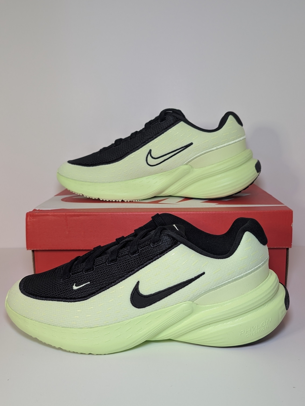 Nike Uplift SC Youth Size 5.5Y Running Shoes Black And Bright Volt Color NIB